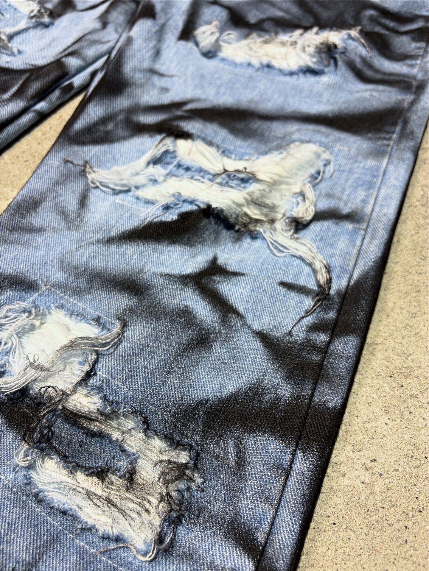 ripped/painted jeans NIEBIESKIE