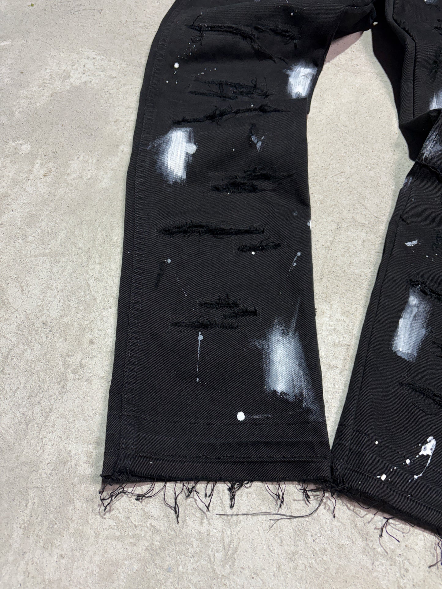 ripped jeans with stains CZARNE