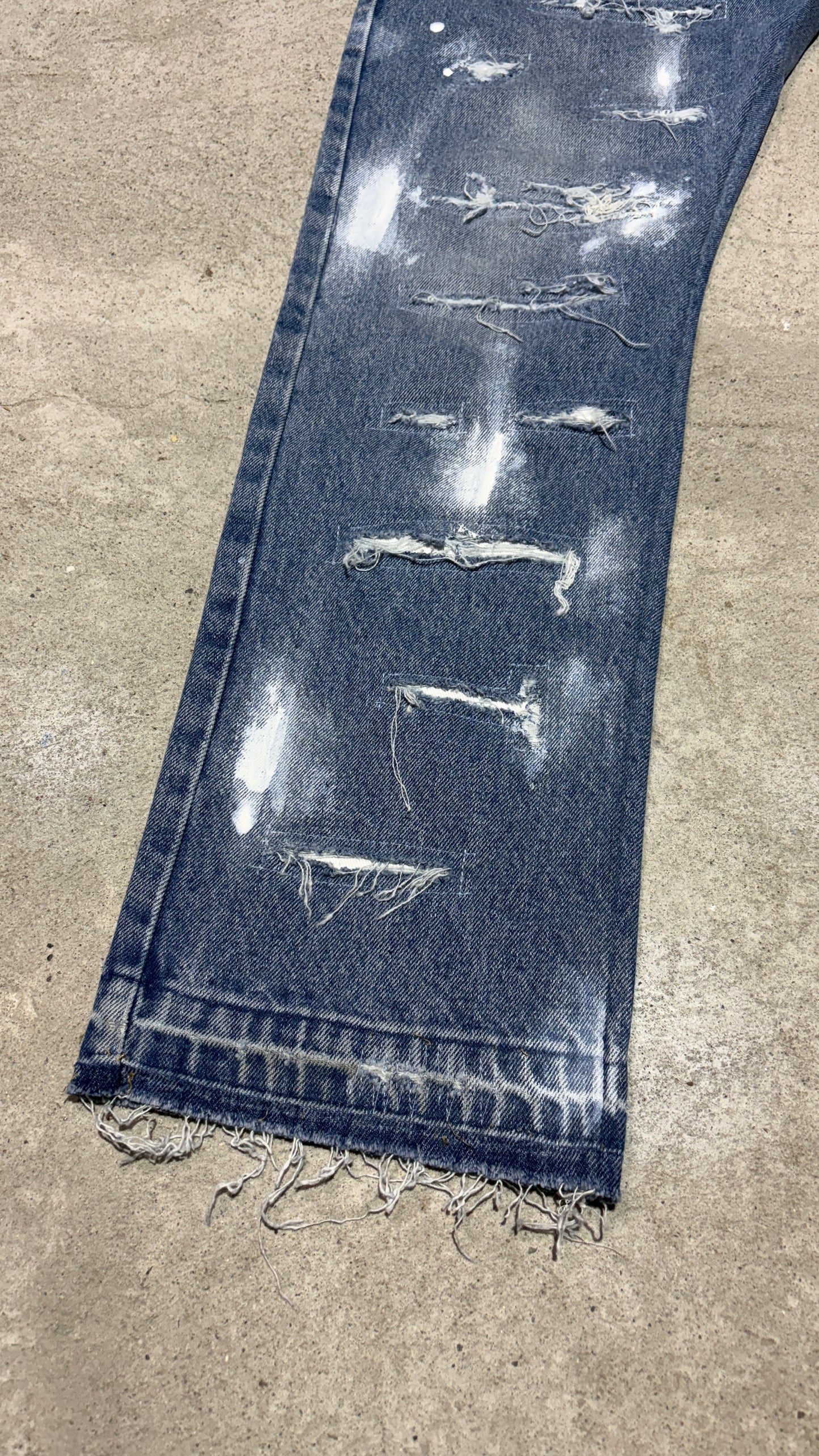 ripped jeans with stains NIEBIESKIE