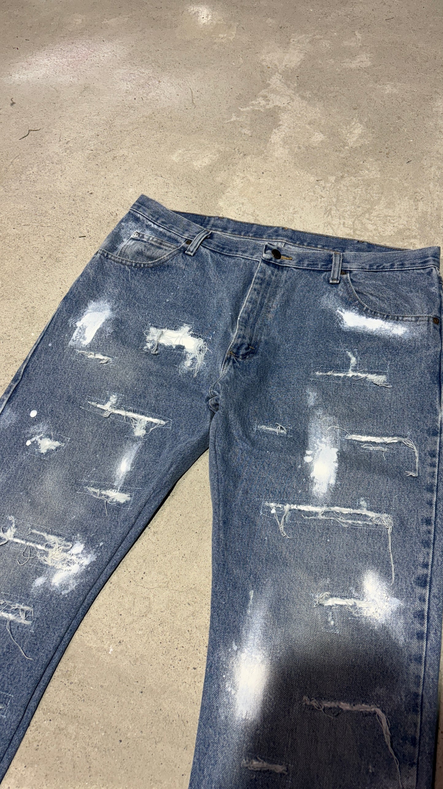 ripped jeans with stains NIEBIESKIE