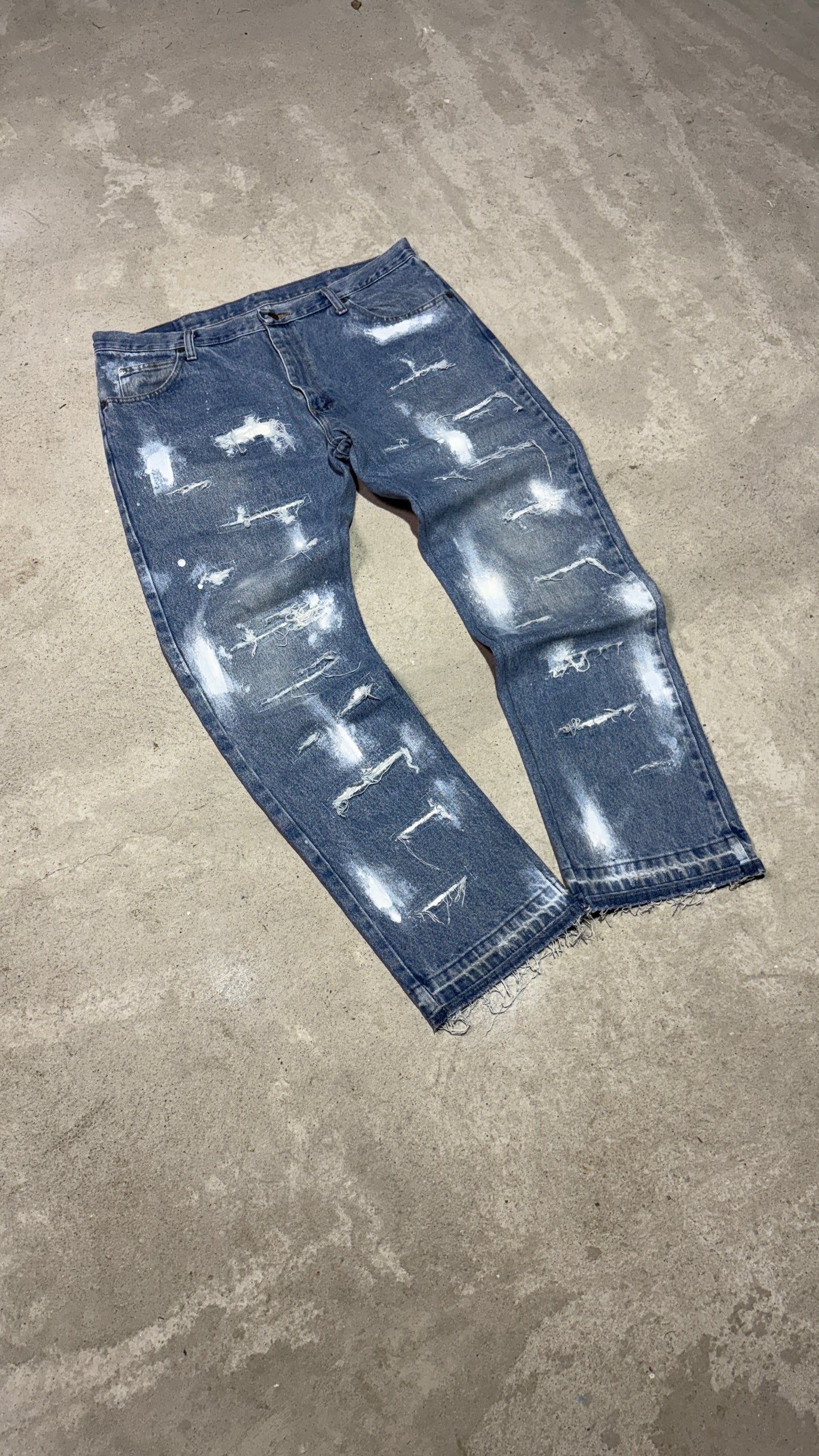 ripped jeans with stains NIEBIESKIE