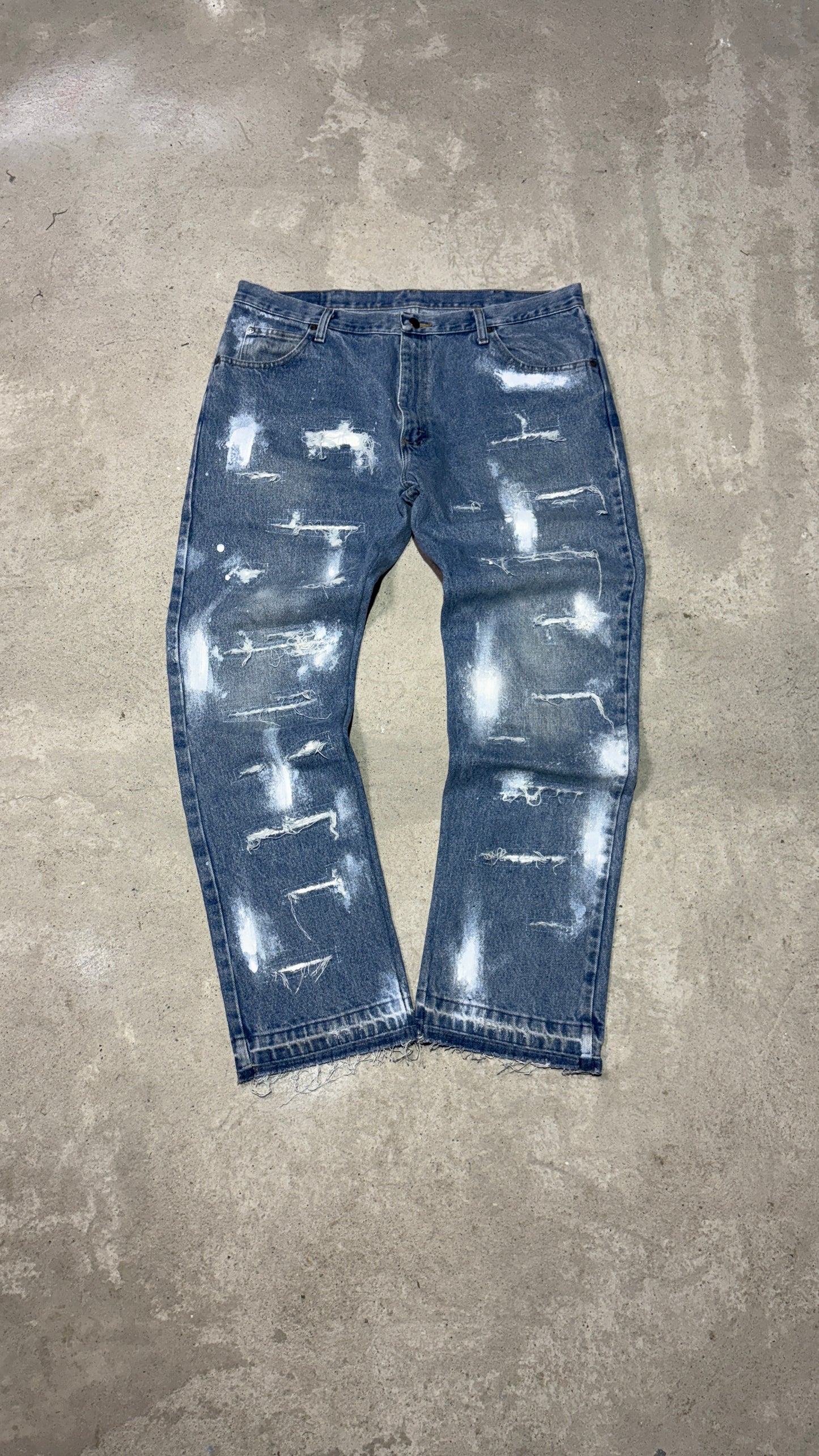 ripped jeans with stains NIEBIESKIE