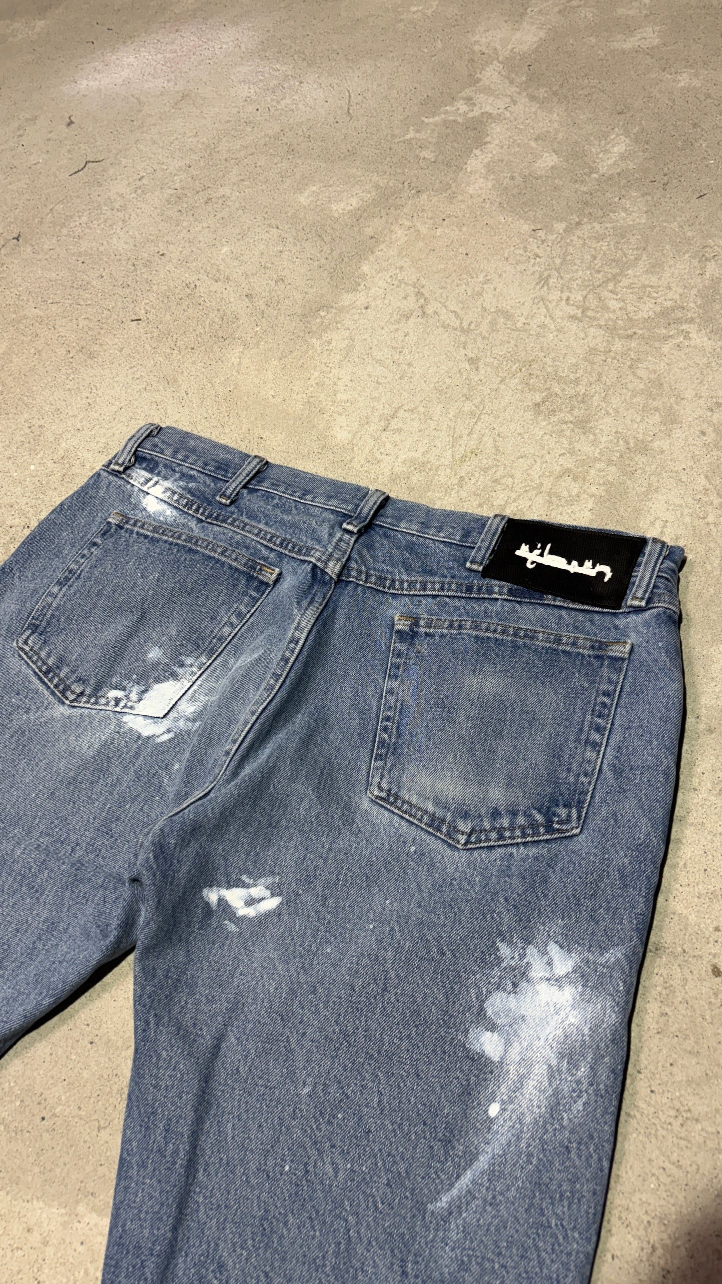 ripped jeans with stains NIEBIESKIE